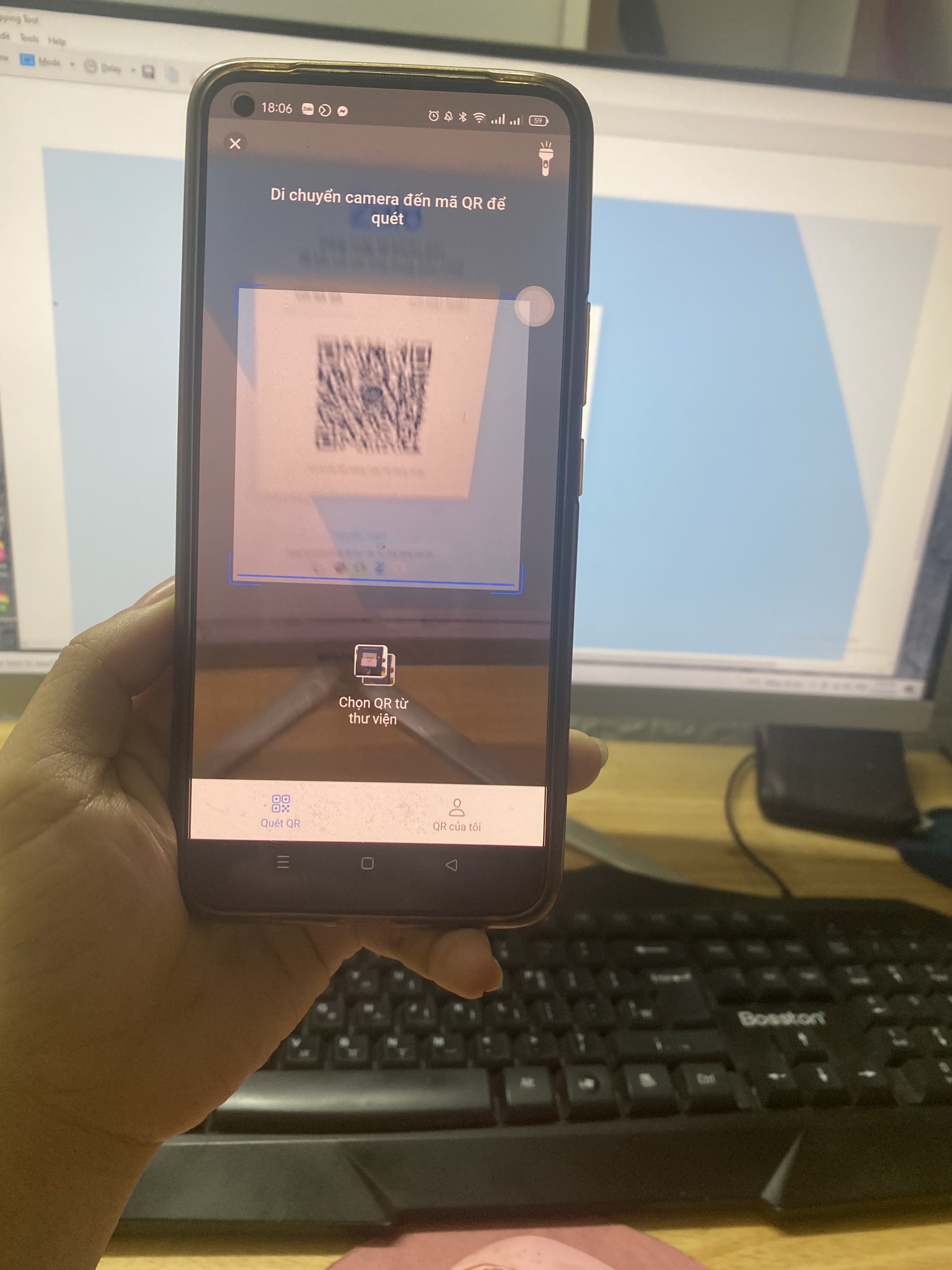 Mở ứng dụng zalo trên điện thoại và quét mã QR để đăng nhập vào zalo trên web